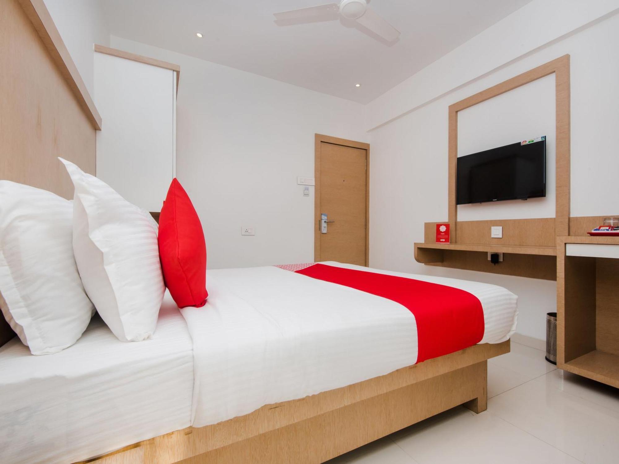 Oyo 13089 Hotel Gold Crest Navi Mumbai Buitenkant foto